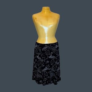 〰️Black & White Floral Outline Skirt〰️